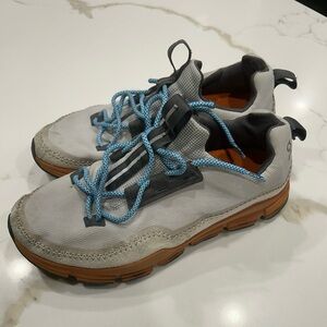 On cloud men’s orange and grey athletic shoe size 10.5